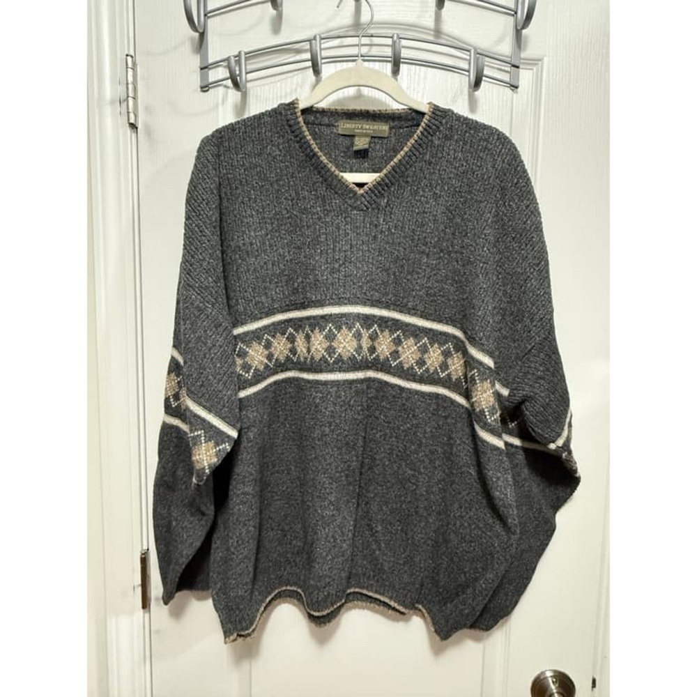 Libbey Men's Dark Gray V-Neck Sweater with Light Brown Pattern